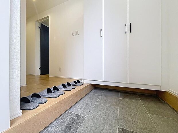 「玄関」家の中でお客様を迎える最初の場所である玄関。豊富な玄関収納で、常に綺麗に保つことが出来ます。