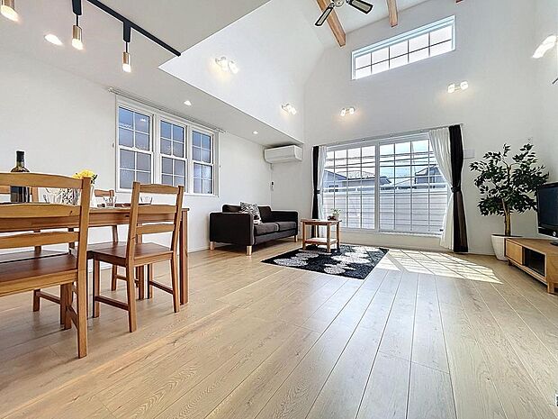 「南向き。陽当り良好。。」団欒の場であるリビングには、暖かな陽光が贅沢に降り注ぎます。かけがえのない一時を、明るい癒しの空間でお過ごし下さい。