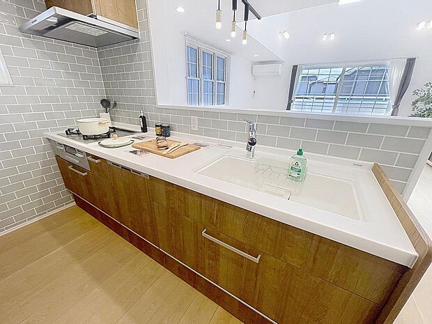 「家事時短の叶うキッチン◎」効率よくお料理ができる3口コンロ・食洗機・出し入れしやすいスライド収納を完備したシステムキッチン。確かな機能性を実感頂けます。