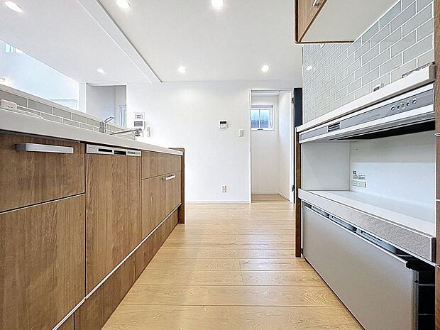 「カップボード付き。キッチン。」色調を合わせたキッチンは奥行もあり広く解放感あるスペースを確保しております。作り付けのカップボードも収納多く、新たに設置する必要もございません。