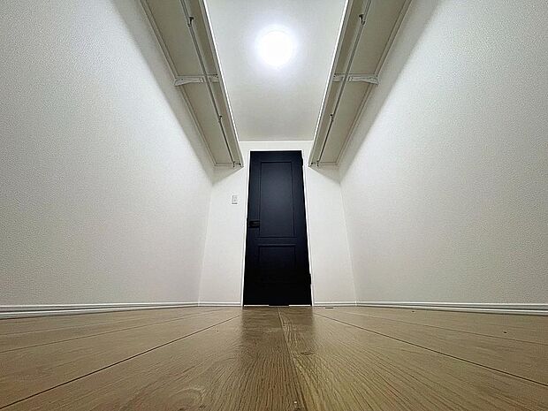 「たっぷり収納。ウォークインクローゼット」たっぷりと荷物が入るよう、ウォークインクローゼットを完備いたしました。画像と現地では大きさ、広さの感覚が違います。是非ご自分の目で確かめてください。