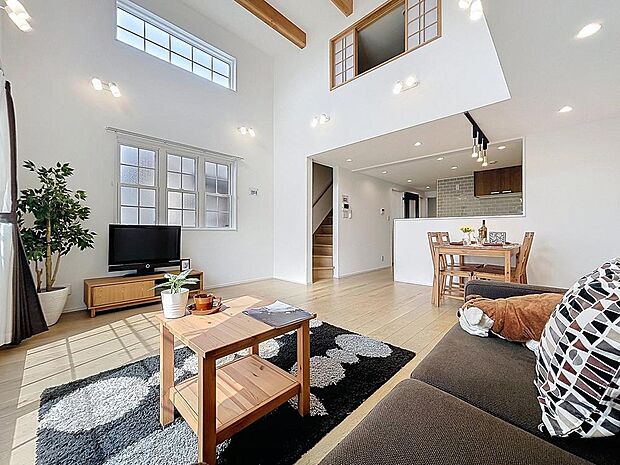 「吹き抜け×開放感。」リビングの天井は吹き抜けになっています。視覚の抜けがあると、実際より空間を広く感じることができます。