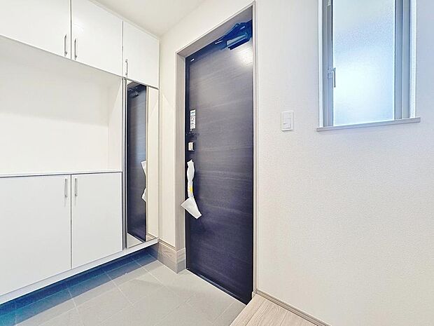 「玄関」家の中でお客様を迎える最初の場所である玄関。豊富な玄関収納で、常に綺麗に保つことが出来ます。