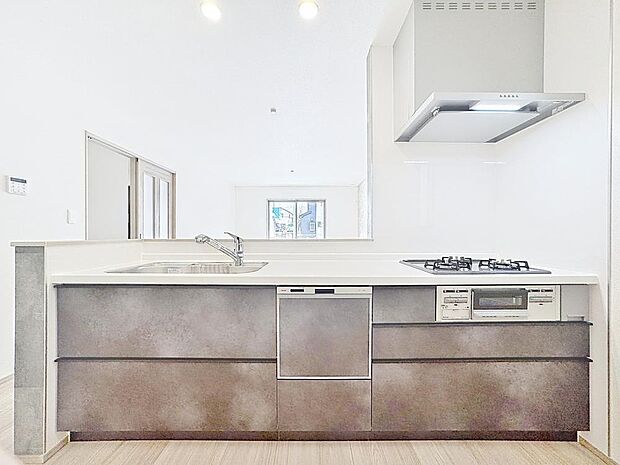 「家事時短の叶うキッチン◎」効率よくお料理ができる3口コンロ・食洗機・出し入れしやすいスライド収納を完備したシステムキッチン。確かな機能性を実感頂けます。