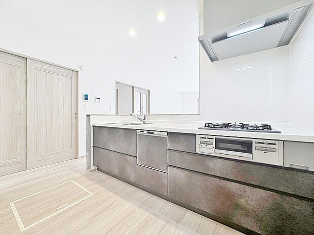 「対面式キッチン仕様」キッチンスペースは、ゆとりの広さを確保。開放的な対面式キッチンなので、ご家族との会話を楽しうことはもちろん、お子様を見守りながら家事時間を進められます。