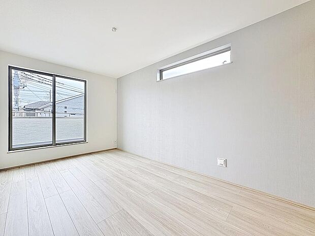 「バルコニーに面した居室」主寝室は十分な広さに加えて、快適に目覚められるよう、大きな採光窓を設けました。