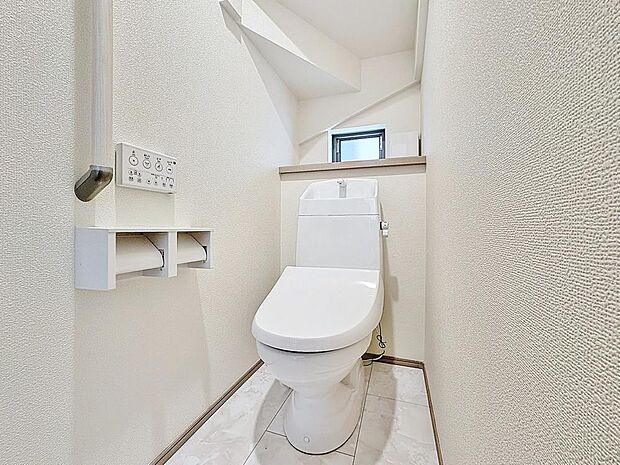 「温水洗浄便座付きトイレ」トイレは快適な温水洗浄便座付です。清潔感のあるホワイトで統一しました。いつも清潔な空間であって頂けるよう配慮された造りです。