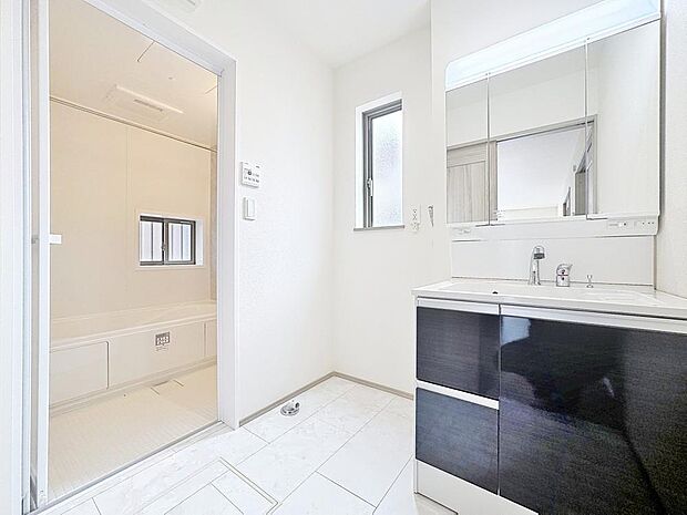 「すっきり片付く収納力。三面鏡洗面台。」身だしなみを整えやすい事はもちろんですが、鏡の後ろに収納スペースを設ける事により、散らかりやすい洗面スペースをすっきりさせる事が出来るのも嬉しいですね。