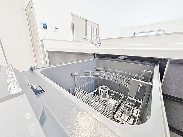 通常の手洗いでは使用出来ないほど高温のお湯や高圧水流を使うことにより汚れを効果的に落とすことができる。殺菌効果が非常に高く哺乳瓶などを使う家庭で需要が高く大変便利。