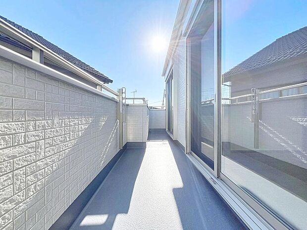 「開放感感じるバルコニー」頬をなでる優しい風を感じることが出来るバルコニー。つい深呼吸をしたくなる気持ちの良い眺望はこのお部屋の自慢です。