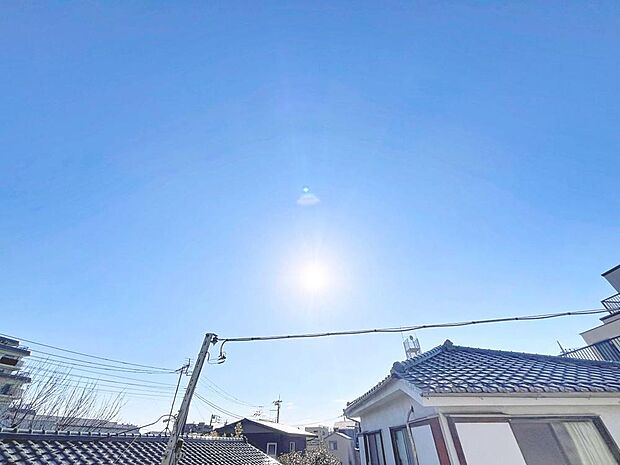 「穏やかな街並みの眺望」穏やかな街並みを一望しながら、爽やかな風と柔らかく降り注ぐ陽光を感じて頂けます。心地良い開放感が暮らしにゆとりと充足感をもたらします。