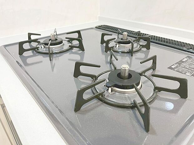 見た目に美しく使いやすさにも優れ、吹きこぼれ等のお掃除も簡単。3口コンロで忙しくても同時に調理ができるので便利ですね。