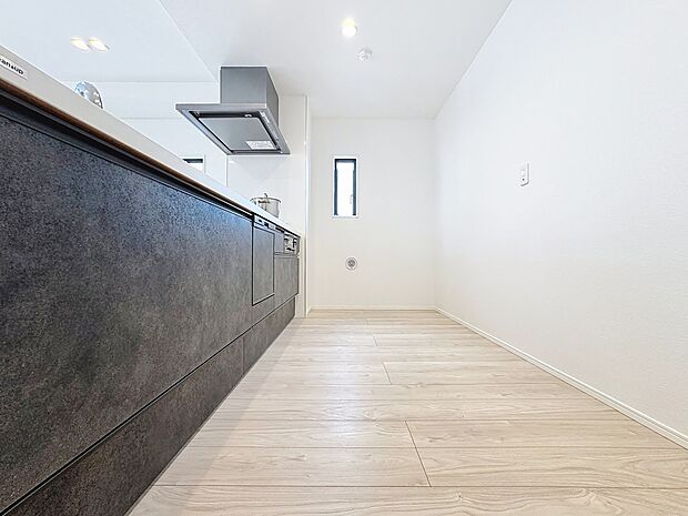 夫婦そろってキッチンに立っても調理がしやすく余裕の広さ。家事をしながら会話も弾みます。