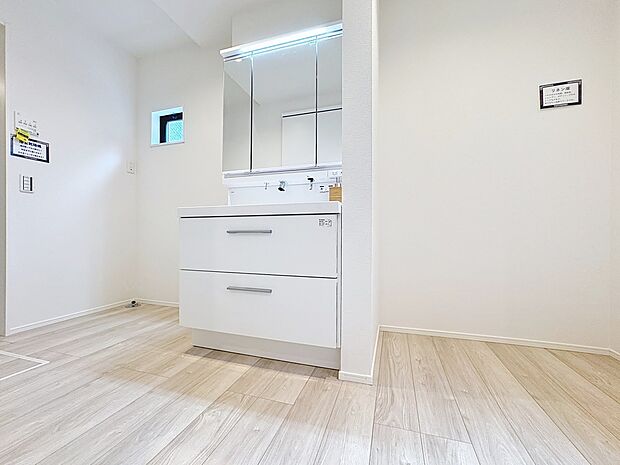 お家の中でも特にプライベートスペースとなる洗面所は、洗濯場所と浴室を同じ空間でまとめております。