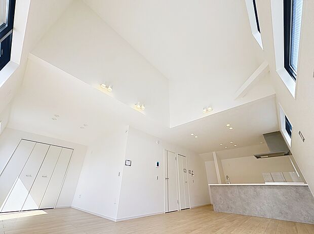 光が注がれる青い空から鮮やかに赤色にゆっくりと染まる。そんな優しい時間がここでは流れてゆく。