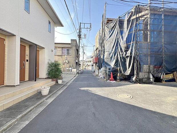 「前面道路」南側 約4m公道、東側 約4m私道