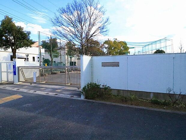 江戸川区立 大杉第二小学校まで約525m。