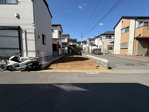 「現況」光り溢れる爽やかなお家。閑静な住宅地につき静かで穏やか採光窓が多く風通しも良好です。