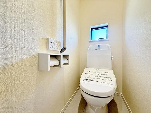 「温水洗浄便座付きトイレ」トイレは快適な温水洗浄便座付です。清潔感のあるホワイトで統一しました。いつも清潔な空間であって頂けるよう配慮された造りです。