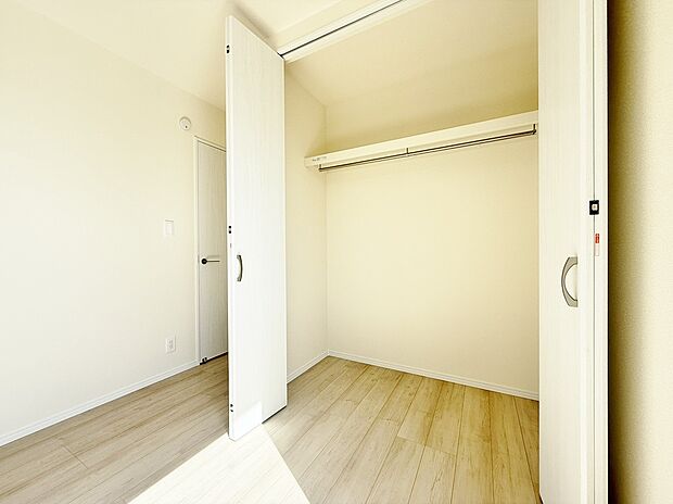 「収納」居室にはクローゼットを完備し、自由度の高い家具の配置が叶うシンプルな空間です。お子様の成長と必要になる子供部屋を与えるにはぴったりの間取りですね。