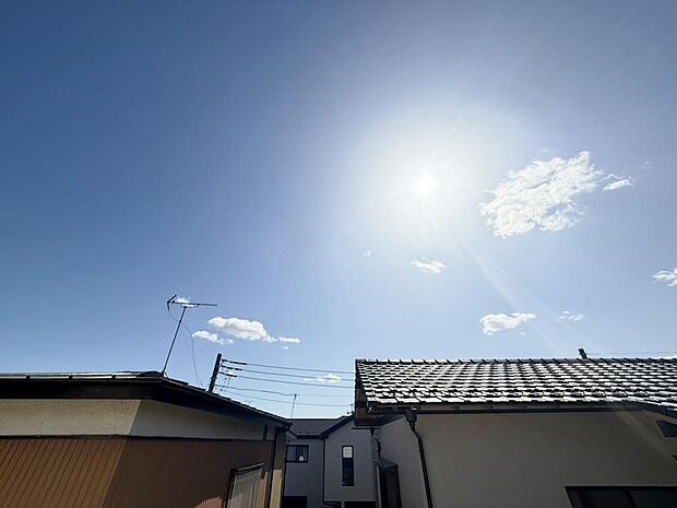 「穏やかな街並みの眺望」穏やかな街並みを一望しながら、爽やかな風と柔らかく降り注ぐ陽光を感じて頂けます。心地良い開放感が暮らしにゆとりと充足感をもたらします。