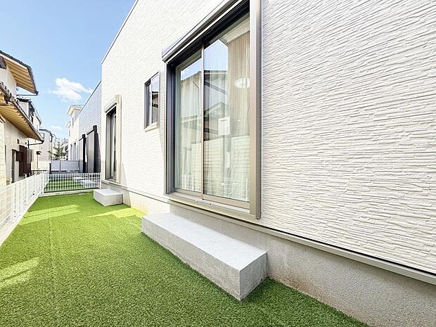 「庭」住みながらお庭を持つ。そんな贅沢が実現する住まい。日当たりも良く、家庭菜園や植栽を育てるのに適したお庭はこれからの生活に緑という癒しを与えてくれます。