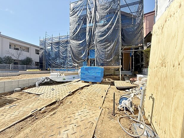 「2026年4月完成予定。」敷地面積122平米、建物面積104平米のゆとりの邸宅です。