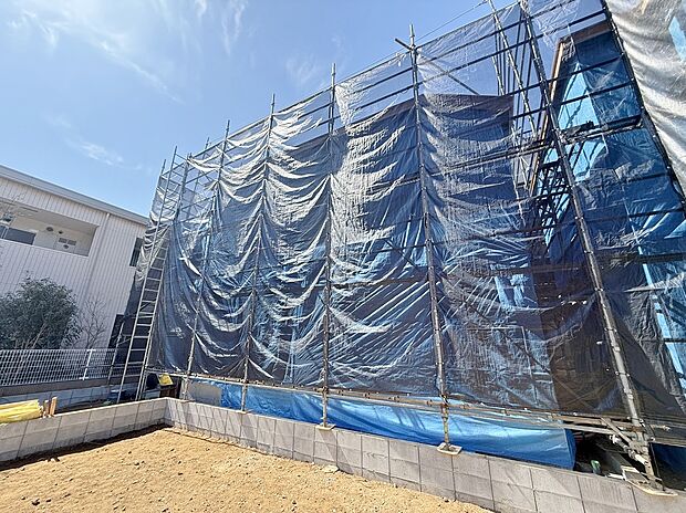 「4LDKの2号棟・1階水まわり集約プランの住まい。」キッチン裏にはフリースペース、ゆとりある約8.6帖の主寝室にはウォークインクローゼットを備えた邸宅です。