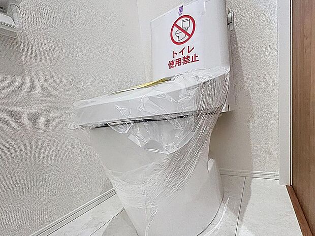 「温水洗浄便座付きトイレ」トイレは快適な温水洗浄便座付です。清潔感のあるホワイトで統一しました。いつも清潔な空間であって頂けるよう配慮された造りです。