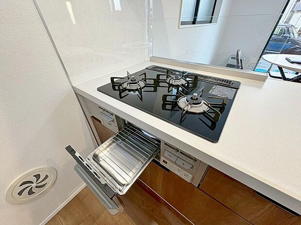 見た目に美しく使いやすさにも優れ、吹きこぼれ等のお掃除も簡単。3口コンロで忙しくても同時に調理ができるので便利ですね。