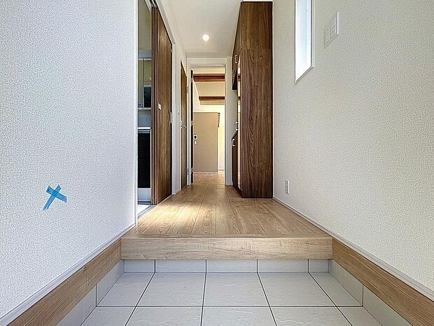 「玄関」清潔印象の玄関です。スペースを無駄なく活用し、使いやすいシューズボックスを設置しております。