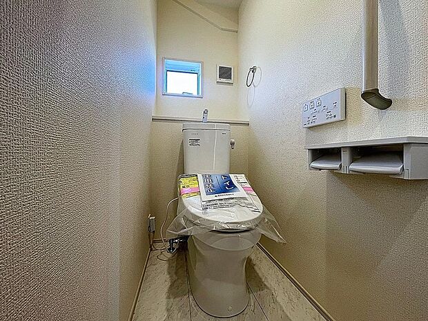 「温水洗浄便座付きトイレ」トイレは快適な温水洗浄便座付です。清潔感のあるホワイトで統一しました。いつも清潔な空間であって頂けるよう配慮された造りです。