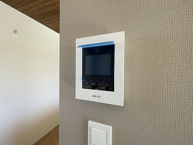 「見える安心」をカタチにしました。誰が来てもわかる様にモニター付きインターホンを設置。家事導線を考慮した個所に設置し、防犯性と利便性に優れ快適と安らぎを合わせた優しい設計。