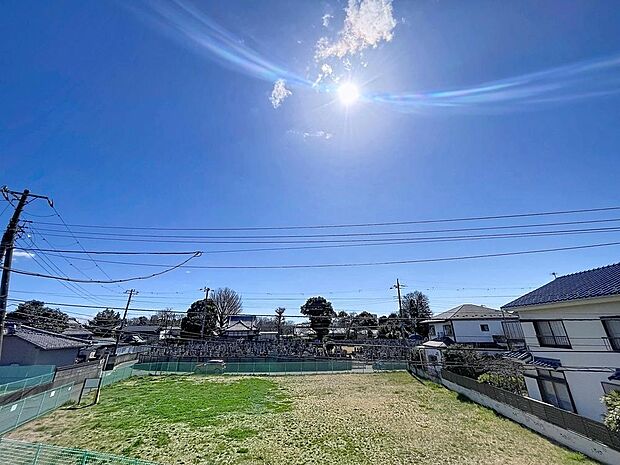 「穏やかな街並みの眺望」穏やかな街並みを一望しながら、爽やかな風と柔らかく降り注ぐ陽光を感じて頂けます。心地良い開放感が暮らしにゆとりと充足感をもたらします。