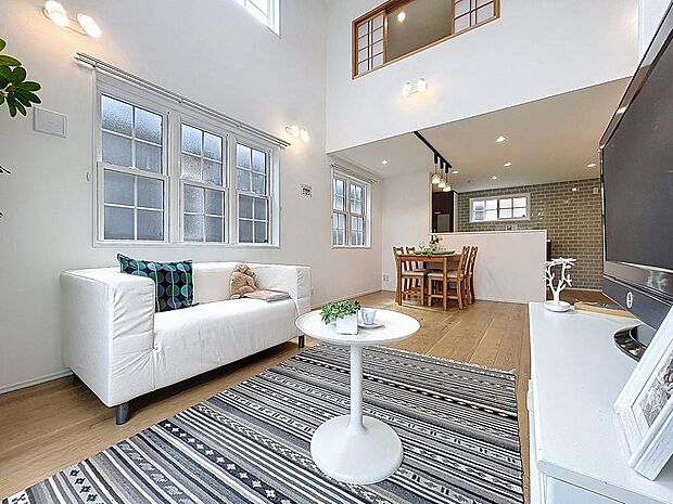 「居心地の良いリビング。」大きな窓辺からの日差しが暖かい室内は、自然と住まう人の気分も明るくなり、リビングでの素敵なワンシーンが演出されます。