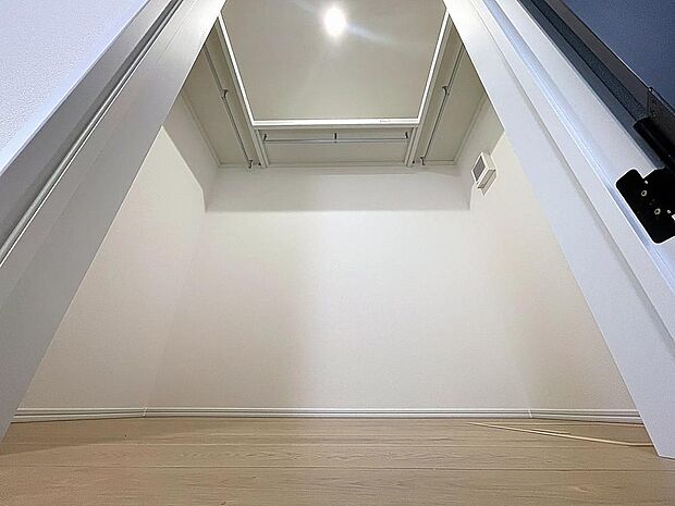 「ウォークインクローゼット」たっぷりと荷物が入るよう、ウォークインクローゼットを完備いたしました。