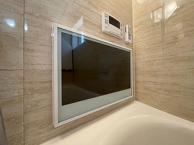 浴室にはTVを設置。ゆったりと湯船につかりながらお好みの番組を鑑賞でき、一人の空間を満喫していただけます。ゆとりある入浴で、血行促進やリラクゼーション効果が期待できそうですね。