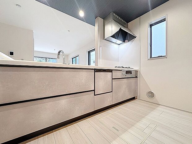 ご家族みんなで調理ができる位のスペースを実現したキッチン空間となっております。