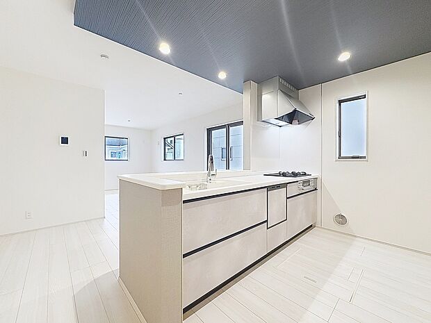 夫婦そろってキッチンに立っても調理がしやすく余裕の広さ。家事をしながら会話も弾みます。