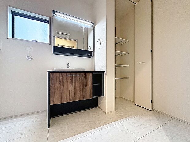 手で洗いたい大切な服など、広く使えると助かる洗面台は汚れの付きにくい形状と素材で造られております。