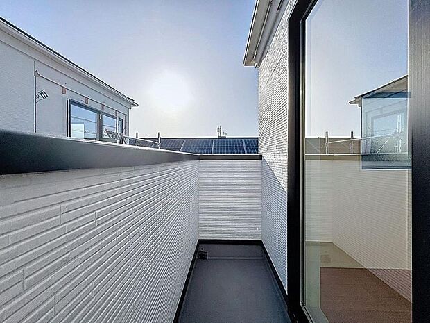 「開放感感じるバルコニー」頬をなでる優しい風を感じることが出来るバルコニー。つい深呼吸をしたくなる気持ちの良い眺望はこのお部屋の自慢です。