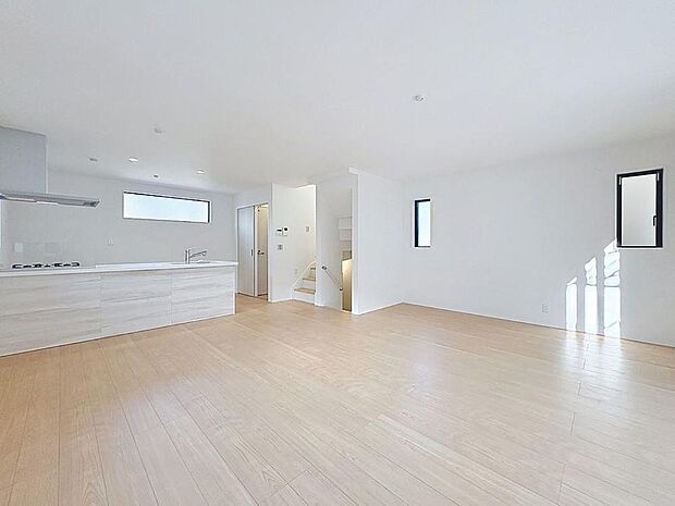 「リビングダイニング」家族の会話や笑顔が行き交うリビングで、大きなソファやダイニングテーブルでゆったり食事をしたりくつろぎたい。そんな夢が叶えられる空間です。