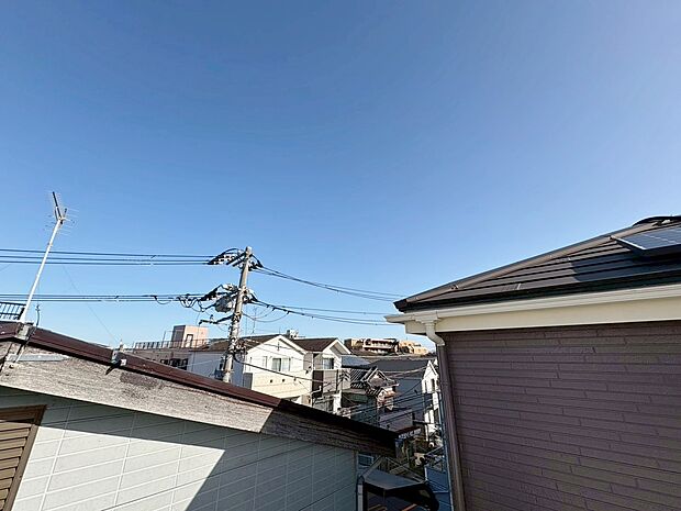 「穏やかな街並みの眺望」穏やかな街並みを一望しながら、爽やかな風と柔らかく降り注ぐ陽光を感じて頂けます。心地良い開放感が暮らしにゆとりと充足感をもたらします。