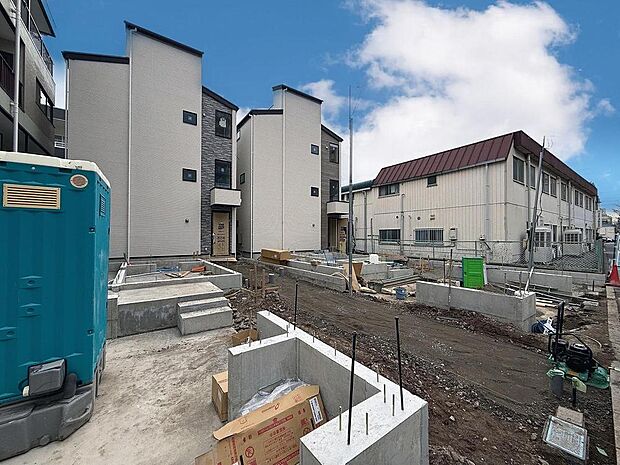 「現況」今日も、明日も、この街で、きっと誰かがしあわせになる物語が描かれていくはずです。爽快な風も毎日やさしく頬をなででくれます。