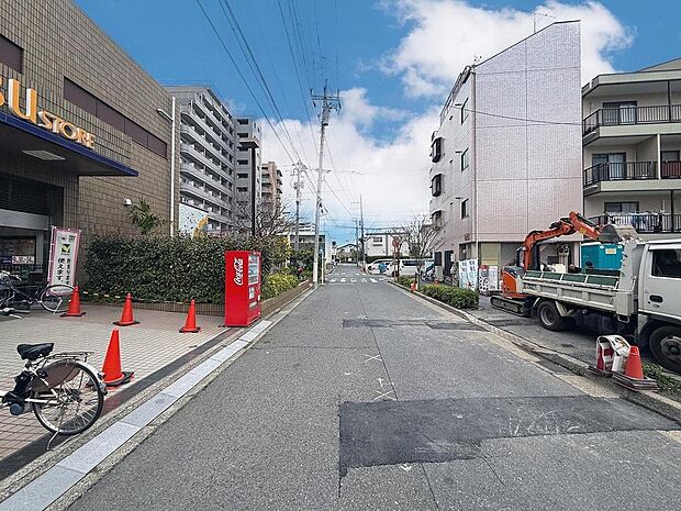 「前面道路」西側 約9m公道。