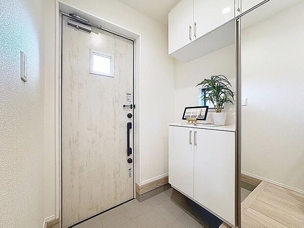 「散らかりがちな玄関もスッキリ。」清潔印象の玄関です。スペースを無駄なく活用し、使いやすいシューズボックスを設置しております。