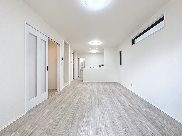 「穏やかな時が流れる癒しの空間」穏やかな光が明るくリビングルームを包みます。心地よい空間が、ご家族のかけがえのない時間に優しく寄り添います。