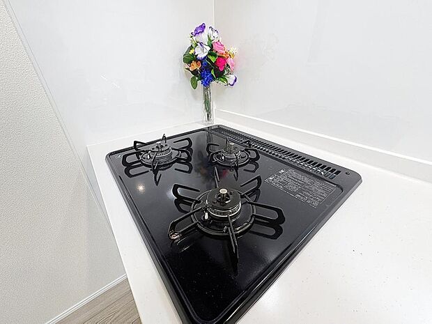 見た目に美しく使いやすさにも優れ、吹きこぼれ等のお掃除も簡単。3口コンロで忙しくても同時に調理ができるので便利ですね。