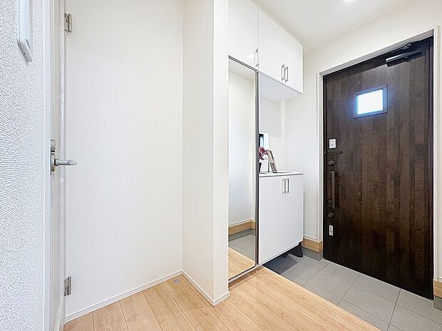 「散らかりがちな玄関もスッキリ。」清潔印象の玄関です。スペースを無駄なく活用し、使いやすいシューズボックスを設置しております。