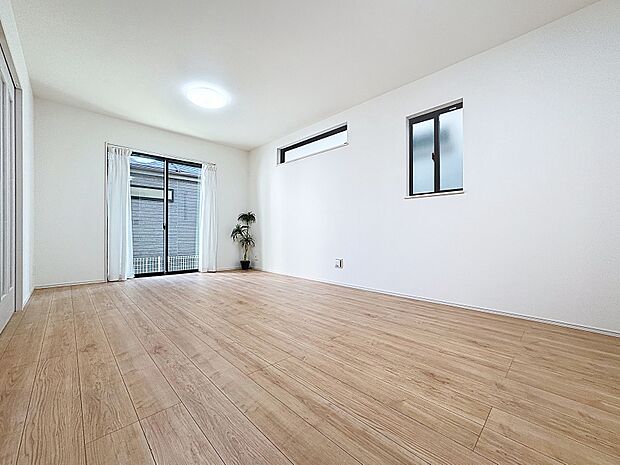 「居心地の良いリビング。」溢れる開放感を手中に収めることができるゆとりあるリビングダイニングです。心地よい光と風を運んでくれる、おだやかな空気に纏われた住まいです。